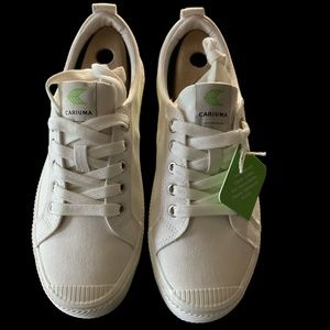 Cariuma OCA Low Off White Canvas Sneakers. Womens 8.5 or Mens 7 NWT & Box